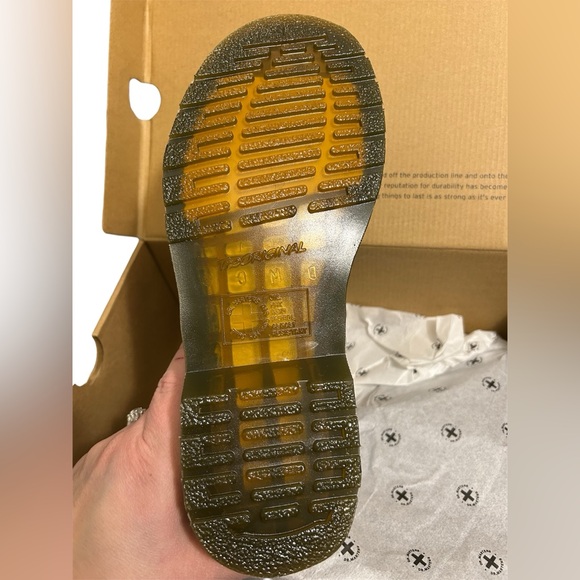 🥾 Dr. Martens 1460 Smooth Leather Boots – Size 6 (Women’s 7) – New in Box - Picture 3 of 6